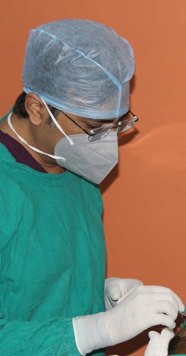 dr-vishal-purohit-in-ot-600x1145